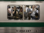 Стотици прекараха нощта във влак след труса в Япония