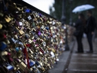 В Париж премахват "катинарите на любовта" от застрашен мост