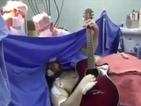 Мъж пее и свири на китара, докато оперират... мозъка му(ВИДЕО)