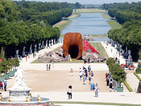 Необичайна скулптура в парка на Версай - туба или интимни части?