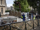 Стрийт изкуство замени любовните катинари на парижки мост