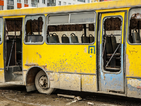Електрически кабел падна върху автобус в Индия