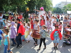 "Алиса в страната на чудесата" събра стотици деца на приказно шествие