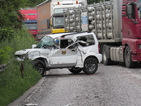 Мъж е с опасност за живота след катастрофа между камион и кола
