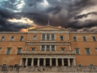 Гръцкият парламент се събра извънредно