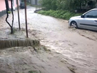 Наводнения и в Троян, евакуираха 6-членно семейство