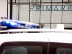 Трима въоръжени мъже се барикадираха в магазин край Париж