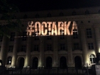 Надпис "#ОСТАВКА" освети Съдебната палата