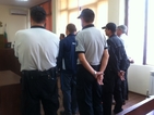 Задържаните за изнудване полицаи остават в ареста