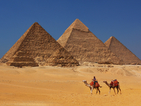 Маскирани атакуваха туристи край пирамидите в Кайро