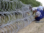Унгария вади бодлива тел срещу мигрантите