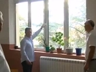 Груевски реже ленти за радиатор и прозорец