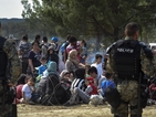 Хиляди бежанци са блокирани между Гърция и Македония