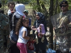 Стотици бежанци продължават пътя си към Европа