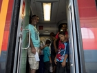 Унгарският влак с бежанци е спрян на австрийската граница