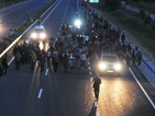 300 бежанци тръгнаха пеша по магистрала към Будапеща