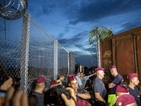 Мигранти прерязаха оградата и влязоха в Унгария