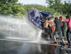 Ранени бежанци, полицаи и близо 30 арестувани при сблъсъци на унгарската граница