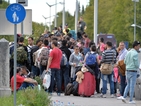 Влак с 1000 мигранти и 40 хърватски полицаи задържан в Унгария