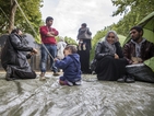 Френските власти евакуират два лагера с мигранти в Париж