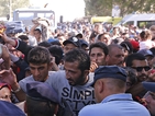 Бежанци пробиха полицейската охрана на границата между Сърбия и Хърватия