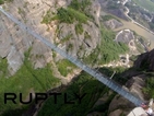 Разходка с дрон по най-дългия висящ стъклен мост