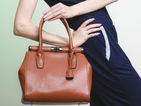 Начинът, по който жената носи чантата си, издава характера ѝ
