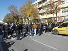 Полицаите в Благоевград протестираха, раздаваха карамфили