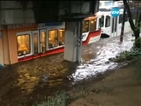 Вода нахлу в трамвай в американския град Портланд