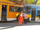 Бременна жена е пострадала при удара на трамваите