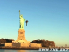 Мъж летя с джетпак около Статуята на свободата