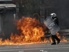 Сълзотворен газ и запалителни бомби по време на протест в Атина