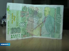 Жена пробута фалшива столевка на възрастен продавач