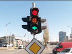 Светофар показва червено и зелено едновременно