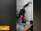 Маймунка чисти старателно баня