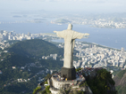 Младежи се покатериха върху статуята на Исус в Рио