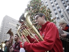 Стотици музиканти изпълниха "Tuba Christmas" в Ню Йорк