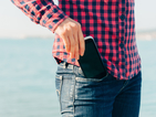 Тесните панталони са вредни за батериите на смартфоните