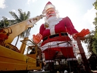Издигнаха 27-метров Дядо Коледа в Индия