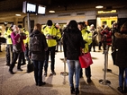 Разярена тълпа мигранти подгони шведски полицаи