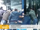 "Моята новина": Пътници бутат закъсал в снега автобус