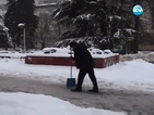 Защо кметът на Враца накара служителите си да чистят сняг?