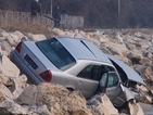 Кола кацна върху камъните на брега във Варна (ВИДЕО и СНИМКИ)