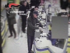 Мигрант предотврати обир в супермаркет в Торино (ВИДЕО)
