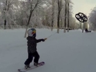 Дрон тегли дете на сноуборд (ВИДЕО)