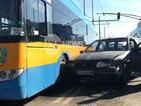Катастрофа между тролей и коли в София (ВИДЕО+СНИМКИ)