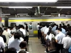 Под строй в японското метро (ВИДЕО)
