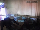 Мъж открадна телефон от офис с шестима души вътре (ВИДЕО)
