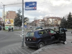 Кола се качи на тротоара, по чудо не отнесе пешеходци (ВИДЕО+СНИМКИ)