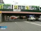 ЗРЕЛИЩНА КАТАСТРОФА: Автобус се заклещи в мост